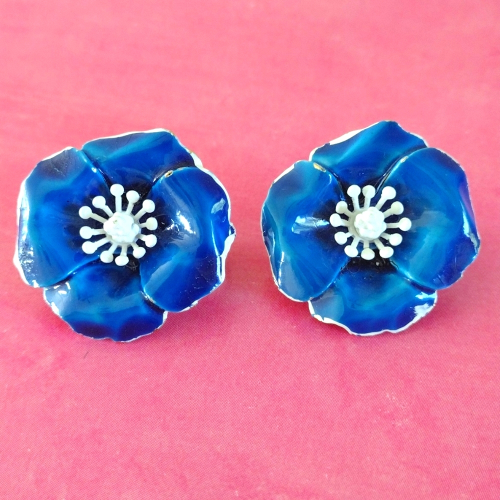 ART blue and white enamel flower clip earrings